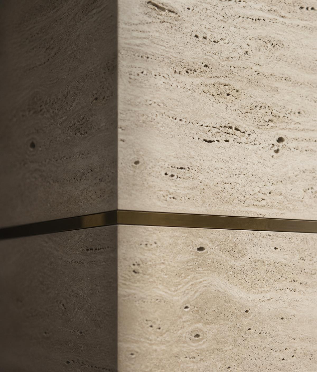 Nahaufnahme einer Travertin-Wand mit feiner Bronze-Fuge
